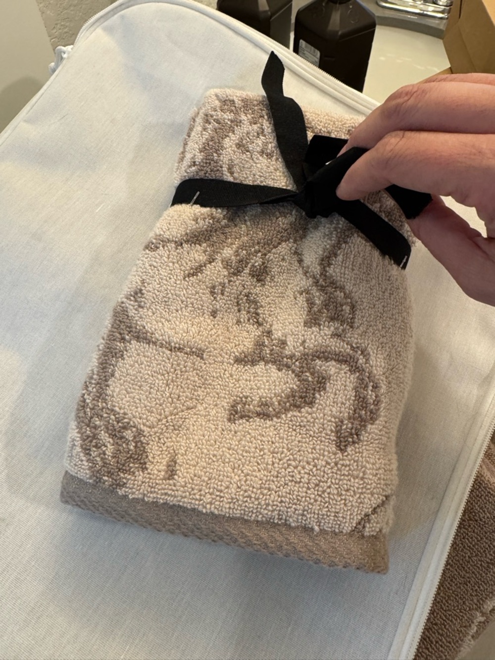 Wrangler Beige and Taupe Patterned washcloth Towel Set - NWT - Picture 3 of 3